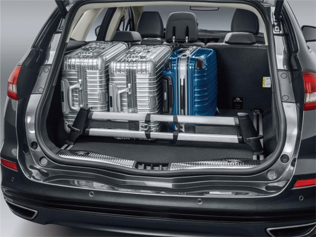 SMALL_【圖一】讓車室空間保持整齊－運用Ford Mondeo Wagon的行李廂分置桿，讓置物空間的規劃更具彈性與整齊